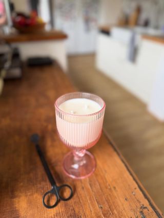 Další doplnění svíčky do letní sklenice. Po vypálení se promění ve sklenici na limonádu. Vůně eukalyptu, máty, levandule...