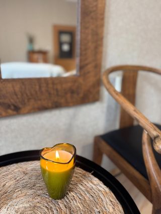 Přeji si, abyste se u mě v salonu cítily dobře. Zapálená svíčka je jedna z momentů, které k tomu přispívají💚 Mějte krásný...