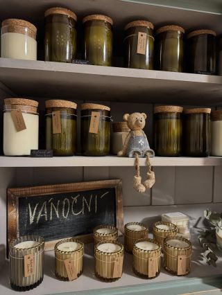 Svíčka přináší do každého domova kousek světla, tepla a příjemné vůně. Hezky se u ní relaxuje, čte knížka nebo jen tak...